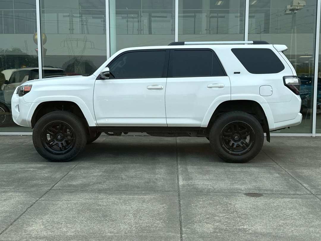2022 Toyota 4Runner SR5 Premium - Image 6