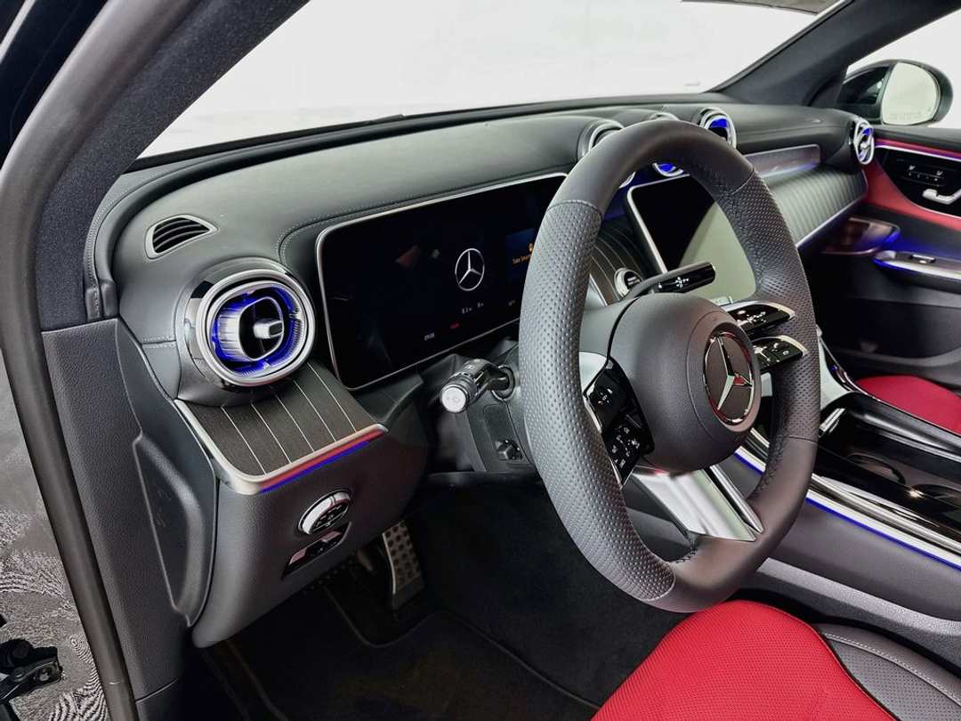 2026 Mercedes-Benz GLC 300 - Image 7