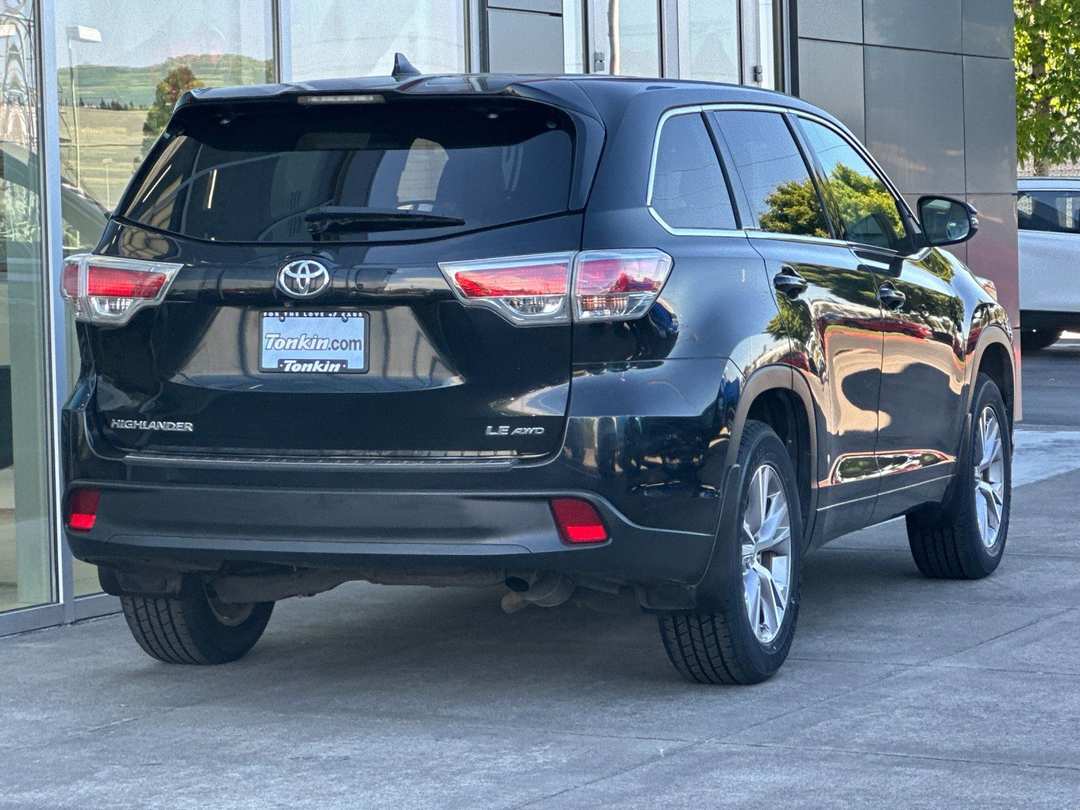 2015 Toyota Highlander LE Plus V6 - Image 3
