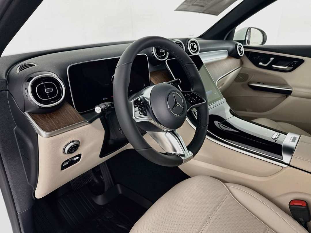 2026 Mercedes-Benz GLC 300 - Image 7