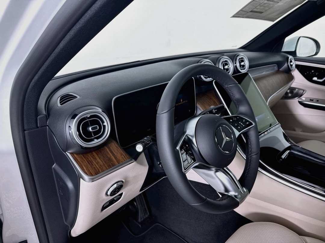 2026 Mercedes-Benz GLC 300 - Image 7
